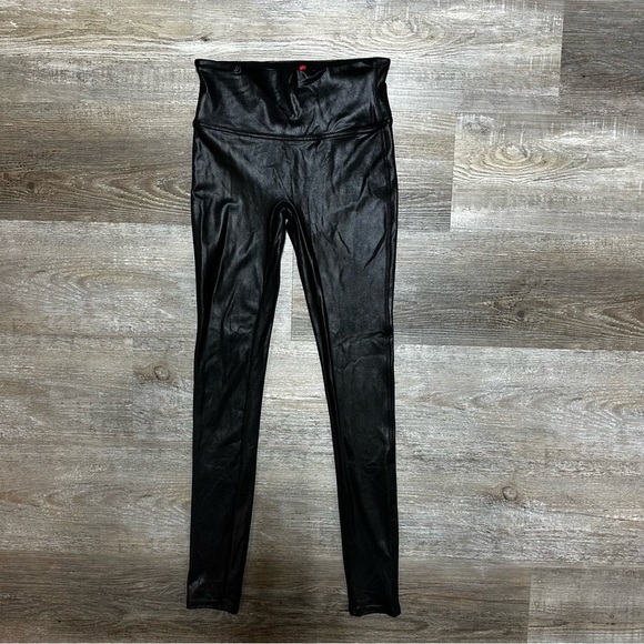 Spanx  Women's faux leather Leggings, Size Small- Black shape wear like new - Picture 4 of 9
